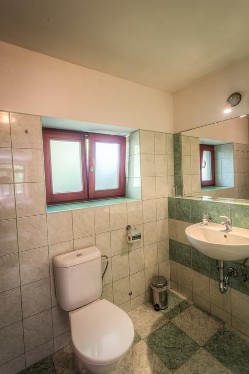 Penzion U Dracice Hotel โนวา บิสทริตเซ ภายนอก รูปภาพ